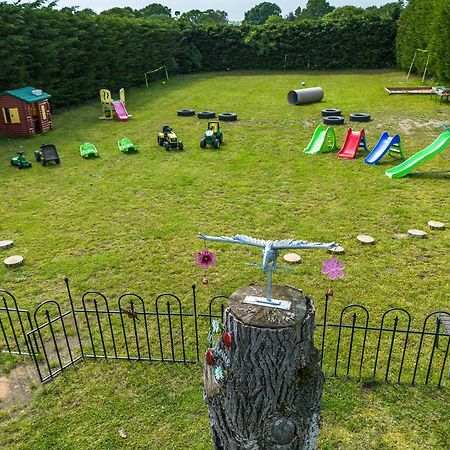 Upside Down House - Sleeps Up To 6 Guests - Great For Family And Friends Gatherings,Corporate Events ,Near Sherwood Forest At Fairview Farm In Nottingham Set In 88 Acres Kültér fotó