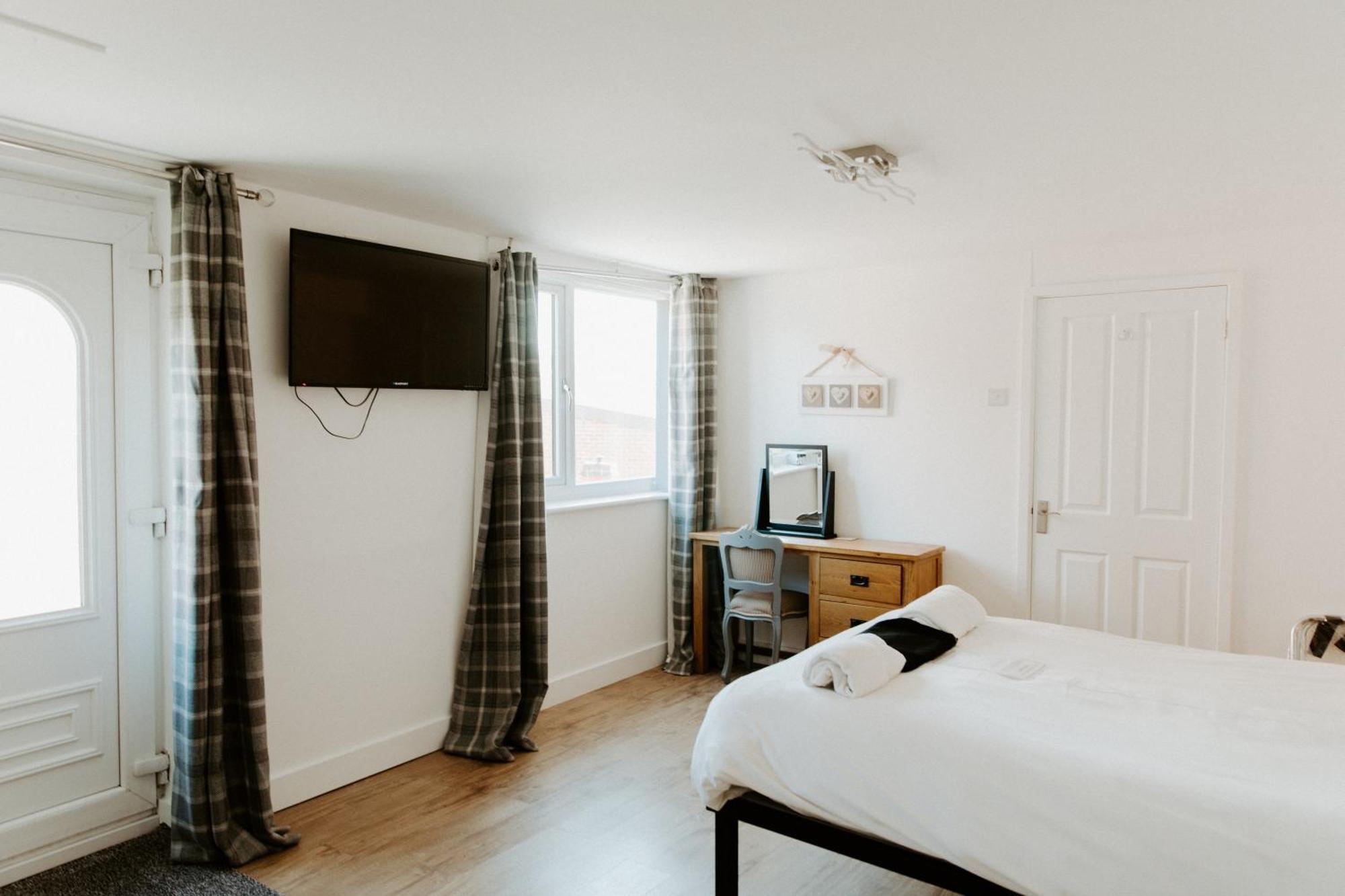 Upside Down House - Sleeps Up To 6 Guests - Great For Family And Friends Gatherings,Corporate Events ,Near Sherwood Forest At Fairview Farm In Nottingham Set In 88 Acres Kültér fotó