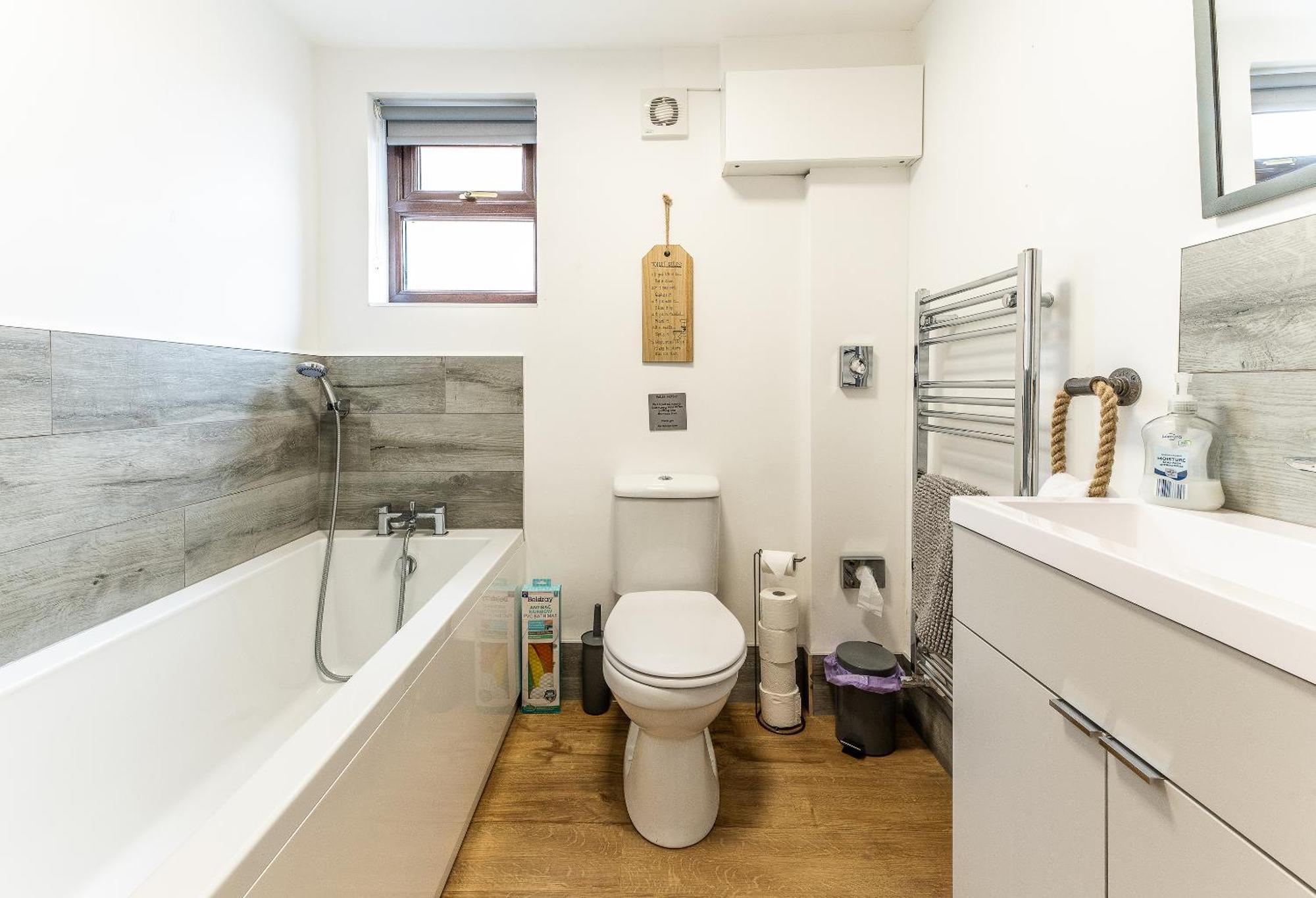 Upside Down House - Sleeps Up To 6 Guests - Great For Family And Friends Gatherings,Corporate Events ,Near Sherwood Forest At Fairview Farm In Nottingham Set In 88 Acres Kültér fotó