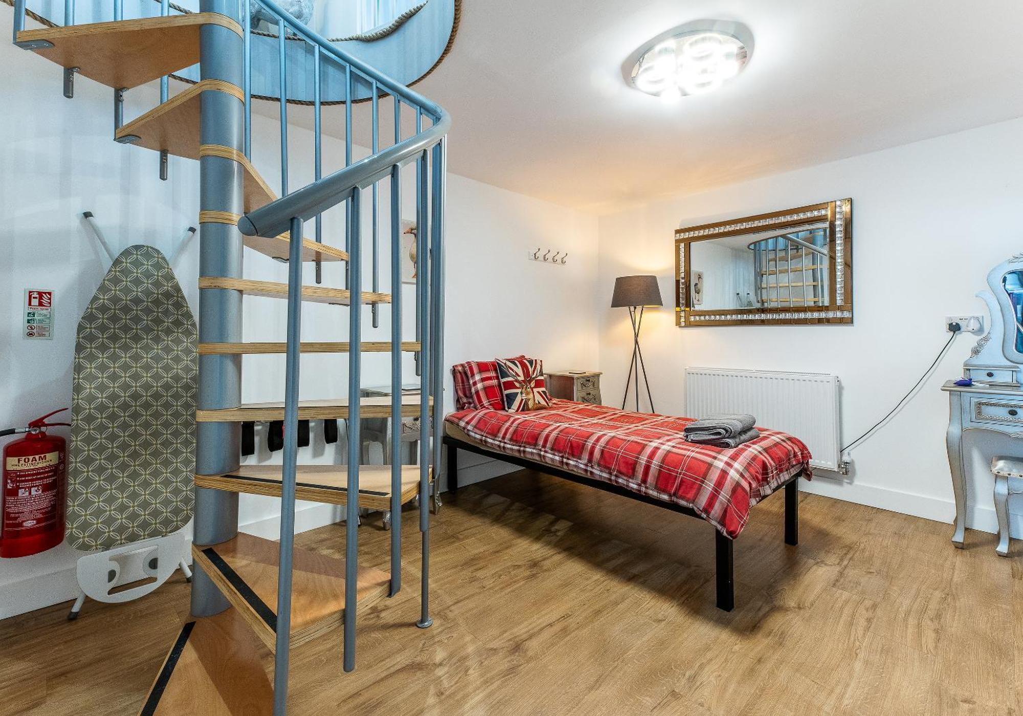 Upside Down House - Sleeps Up To 6 Guests - Great For Family And Friends Gatherings,Corporate Events ,Near Sherwood Forest At Fairview Farm In Nottingham Set In 88 Acres Kültér fotó