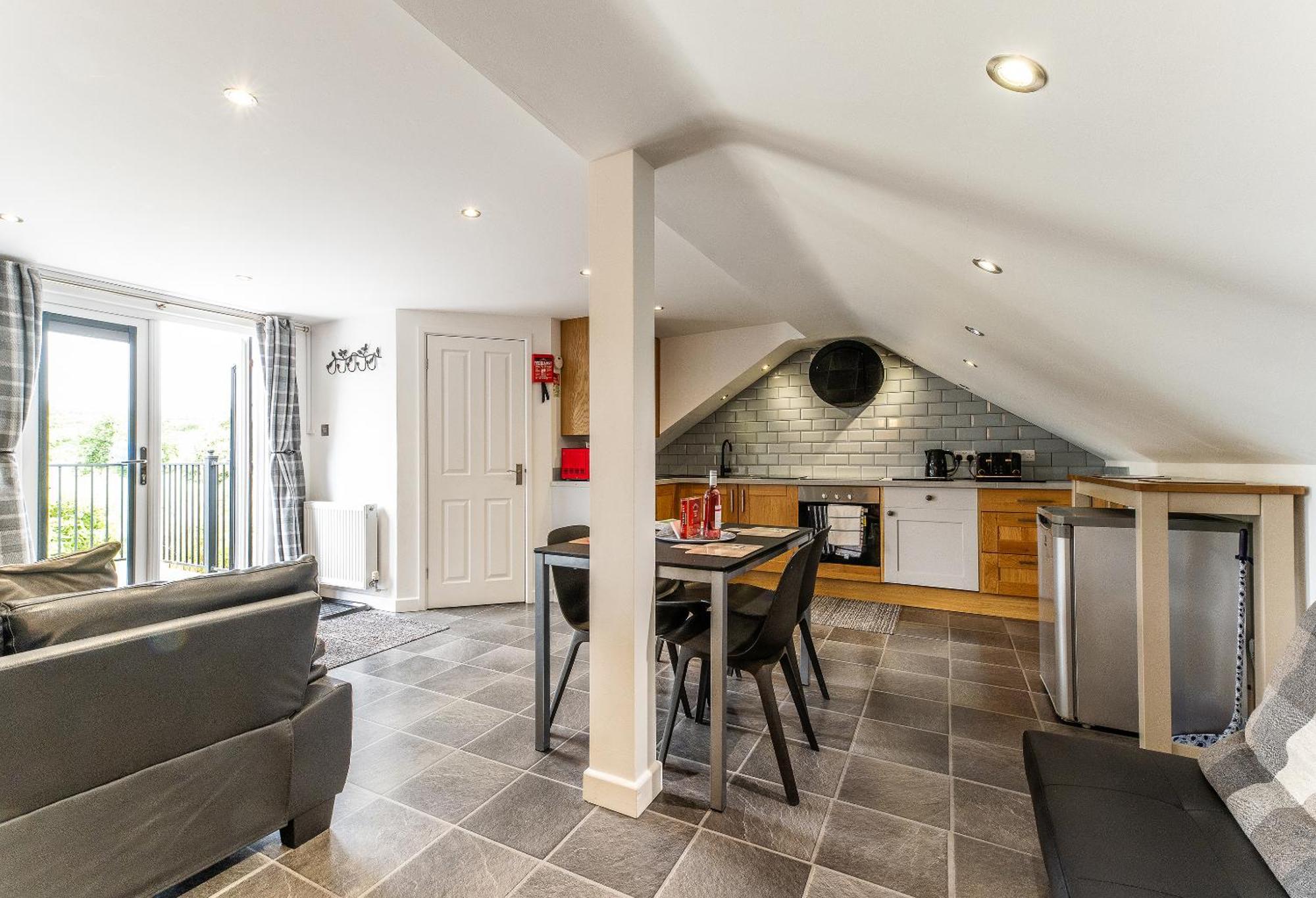 Upside Down House - Sleeps Up To 6 Guests - Great For Family And Friends Gatherings,Corporate Events ,Near Sherwood Forest At Fairview Farm In Nottingham Set In 88 Acres Kültér fotó