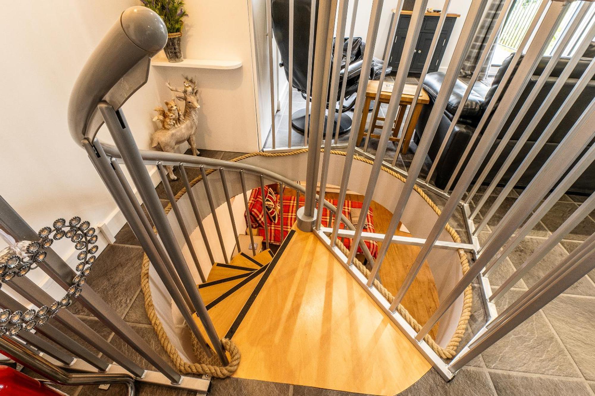 Upside Down House - Sleeps Up To 6 Guests - Great For Family And Friends Gatherings,Corporate Events ,Near Sherwood Forest At Fairview Farm In Nottingham Set In 88 Acres Kültér fotó