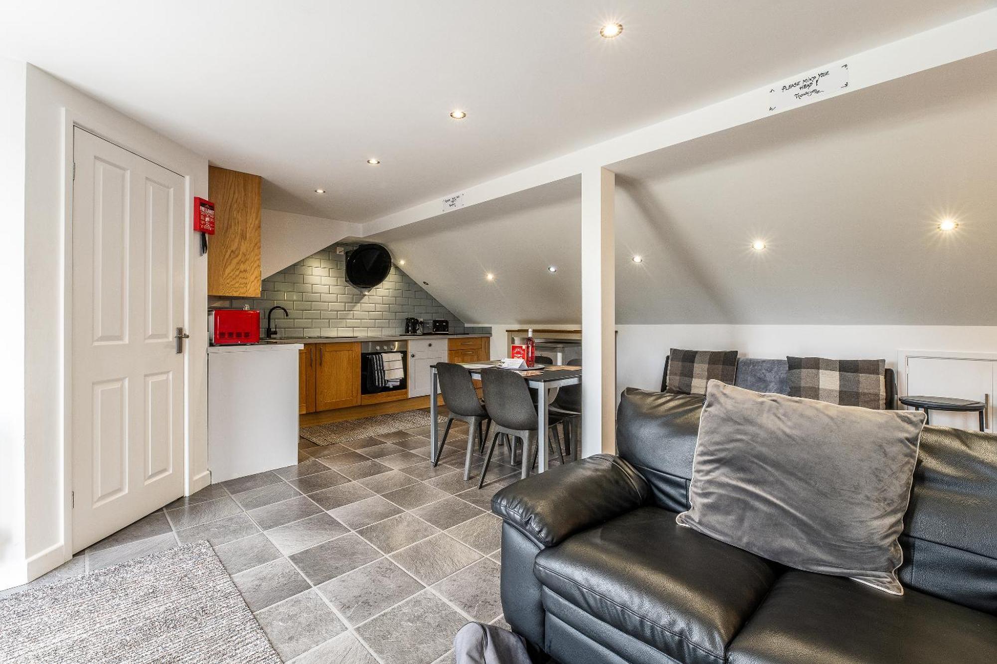 Upside Down House - Sleeps Up To 6 Guests - Great For Family And Friends Gatherings,Corporate Events ,Near Sherwood Forest At Fairview Farm In Nottingham Set In 88 Acres Kültér fotó