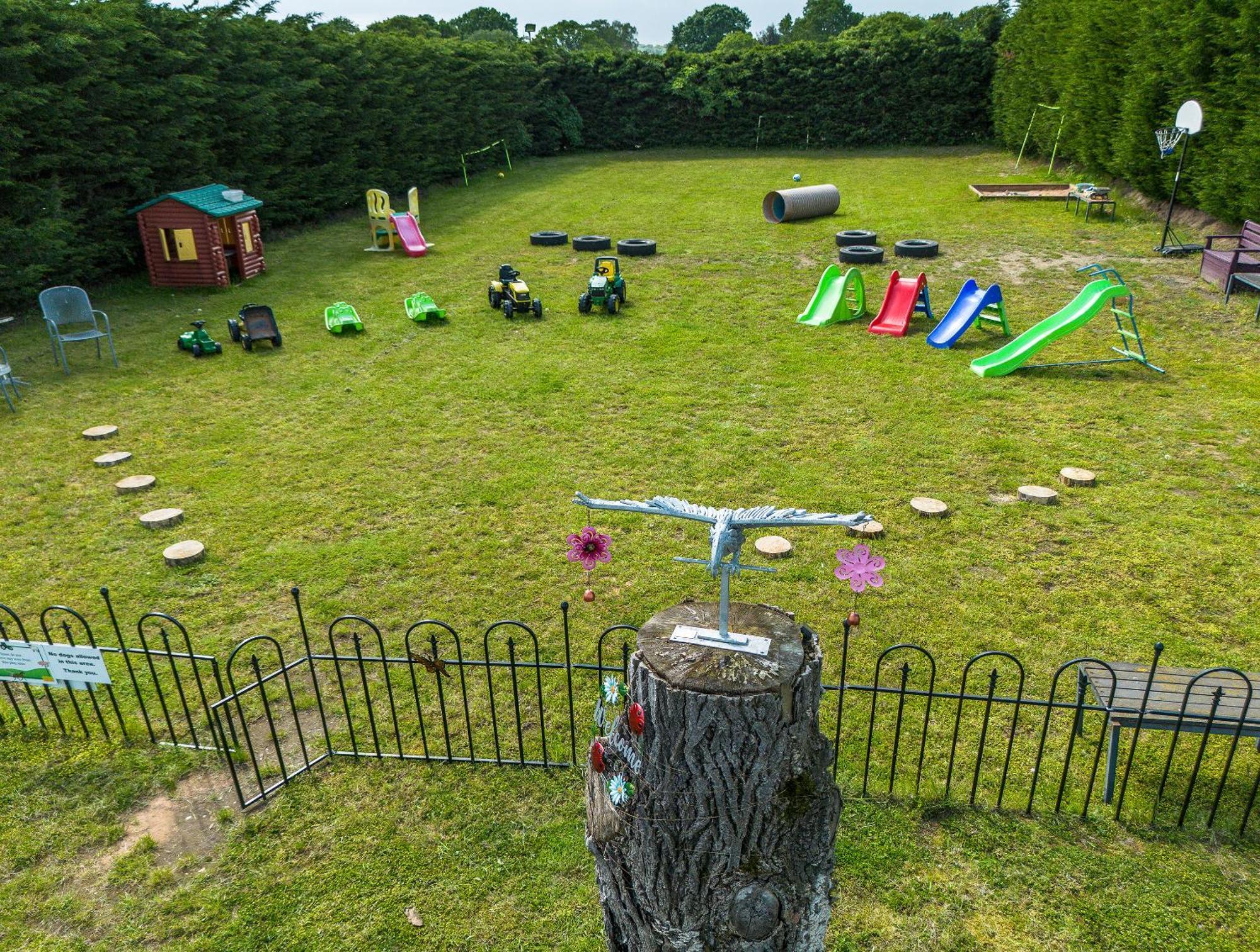 Upside Down House - Sleeps Up To 6 Guests - Great For Family And Friends Gatherings,Corporate Events ,Near Sherwood Forest At Fairview Farm In Nottingham Set In 88 Acres Kültér fotó