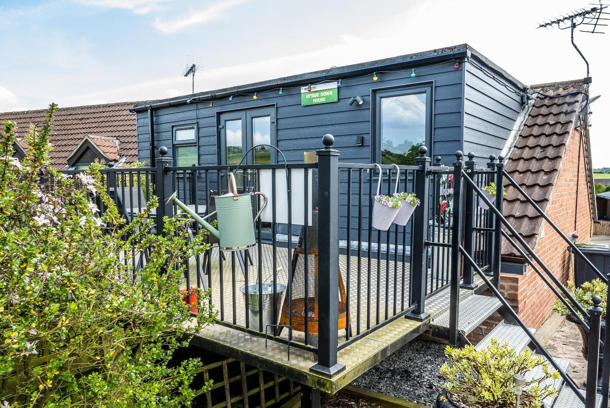 Upside Down House - Sleeps Up To 6 Guests - Great For Family And Friends Gatherings,Corporate Events ,Near Sherwood Forest At Fairview Farm In Nottingham Set In 88 Acres Kültér fotó