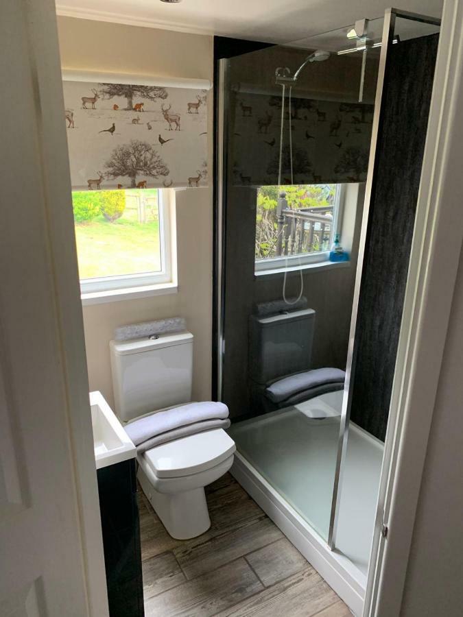 Upside Down House - Sleeps Up To 6 Guests - Great For Family And Friends Gatherings,Corporate Events ,Near Sherwood Forest At Fairview Farm In Nottingham Set In 88 Acres Kültér fotó