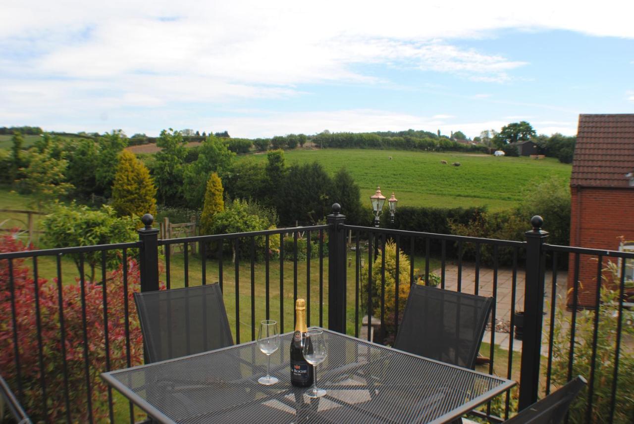 Upside Down House - Sleeps Up To 6 Guests - Great For Family And Friends Gatherings,Corporate Events ,Near Sherwood Forest At Fairview Farm In Nottingham Set In 88 Acres Kültér fotó