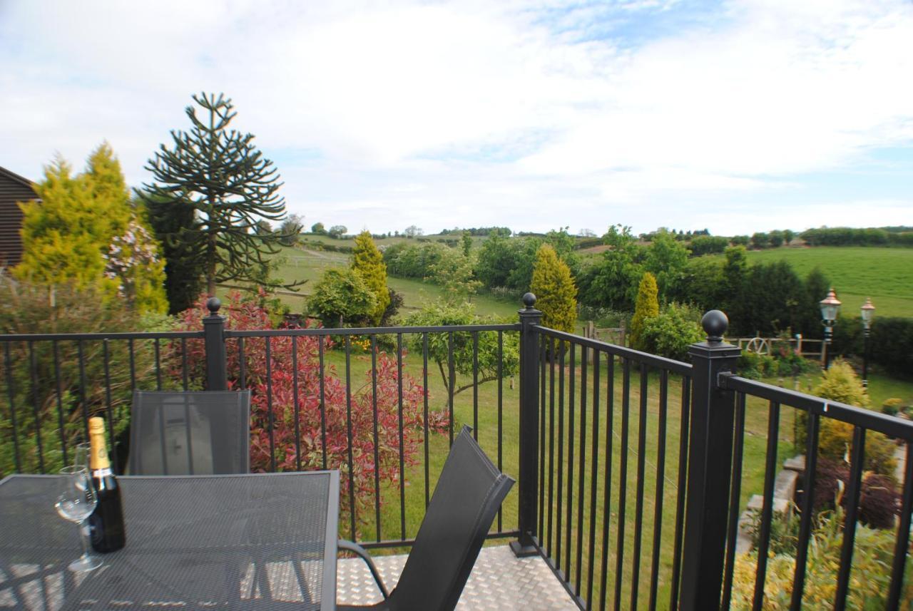 Upside Down House - Sleeps Up To 6 Guests - Great For Family And Friends Gatherings,Corporate Events ,Near Sherwood Forest At Fairview Farm In Nottingham Set In 88 Acres Kültér fotó